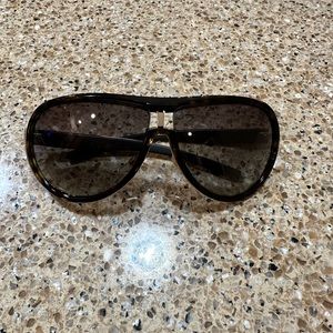 Gucci sunglasses - no scratches/ legs are still sturdy
